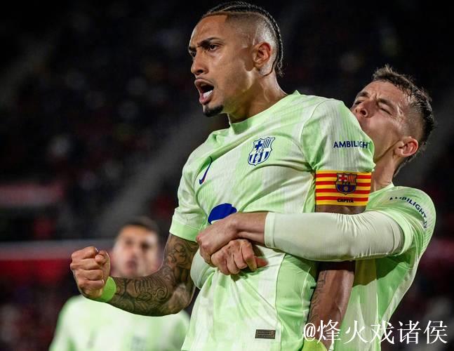 拉菲尼亚巴萨生涯禁区外打入10球，与亚马尔并列同期队内最多