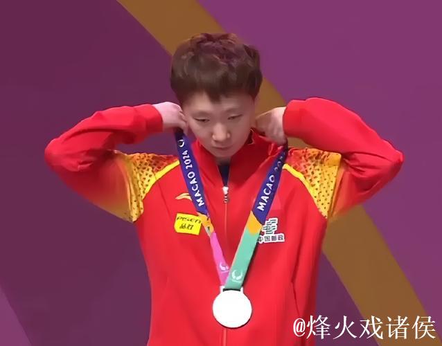 颁奖典礼搞笑两个瞬间：王曼昱被自己奖杯刮疼，张本智和被吓到